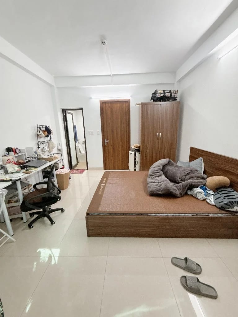 Giường ngủ bằng gỗ đặt cạnh tủ quần áo hai cánh lớn