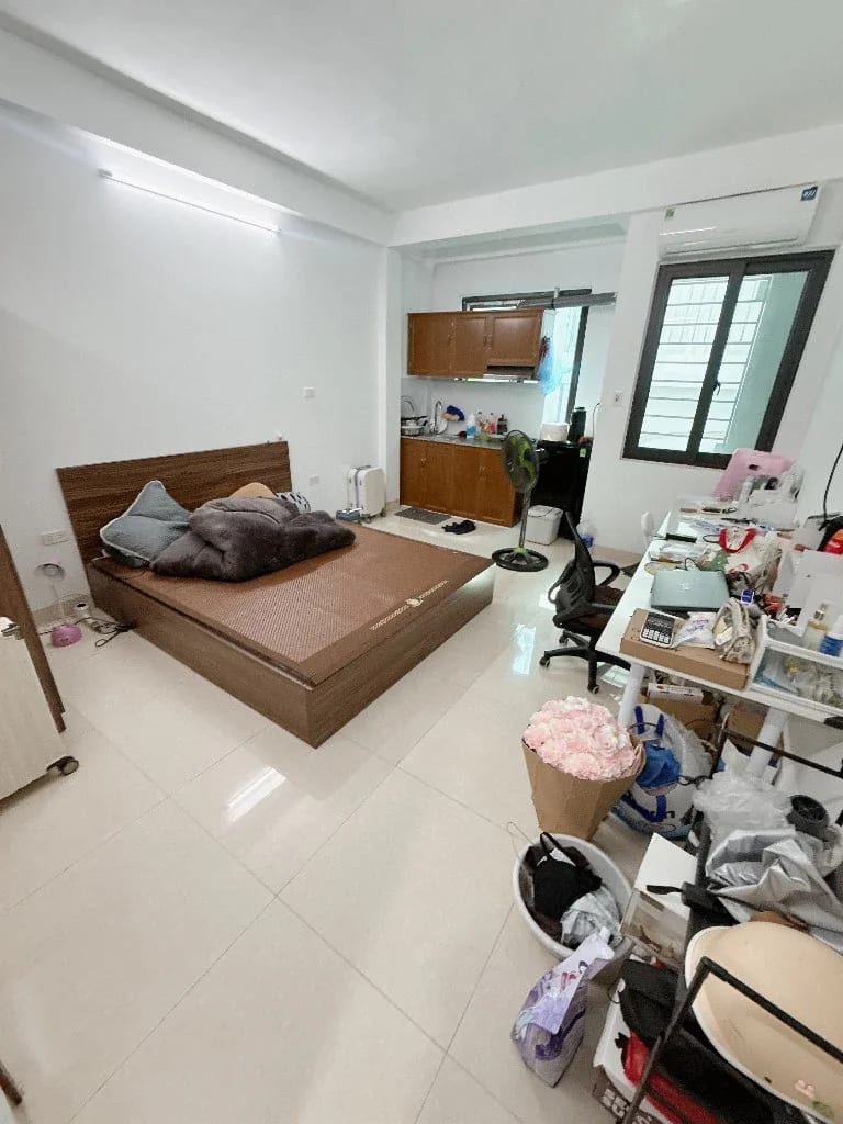 Căn hộ studio khép kín tiện nghi, có bếp và cửa sổ thoáng