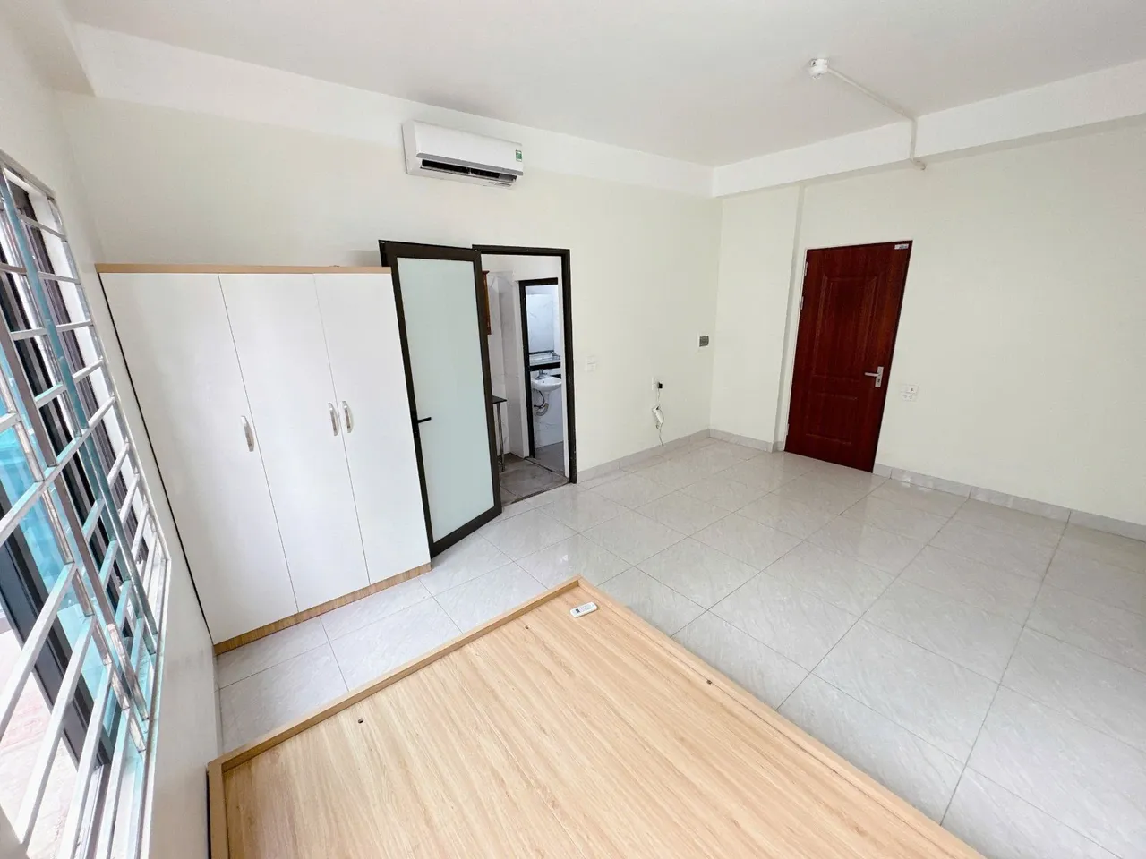 Phòng trọ khép kín mới coong, thoáng mát, sẵn máy lạnh và tủ đồ lớn