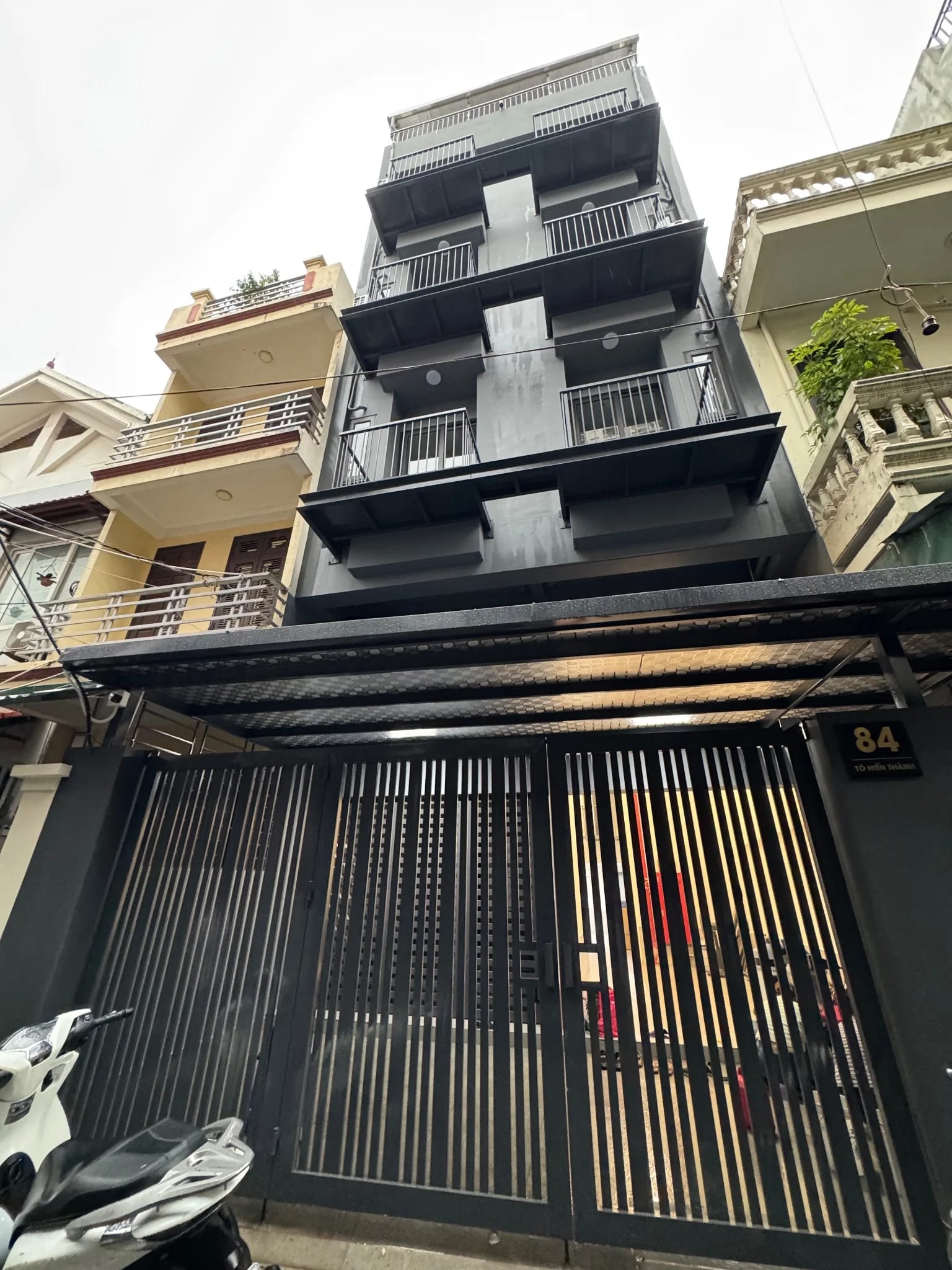 Mặt tiền tòa nhà căn hộ dịch vụ cao tầng hiện đại.