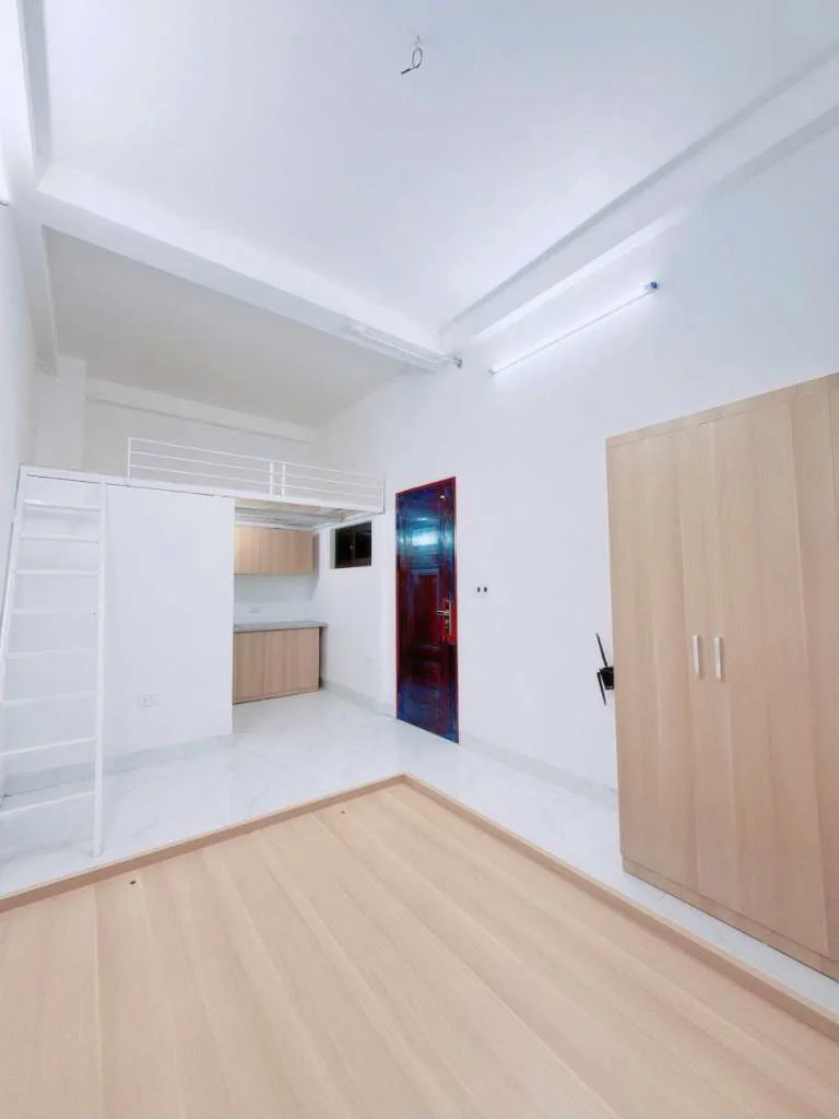 Không gian phòng trọ gồm giường bệt, tủ gỗ và gác lửng