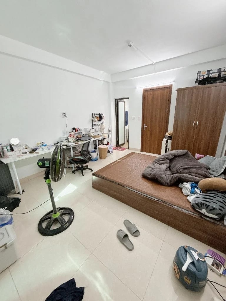 Lối đi vào phòng trọ có giường ngủ và tủ quần áo