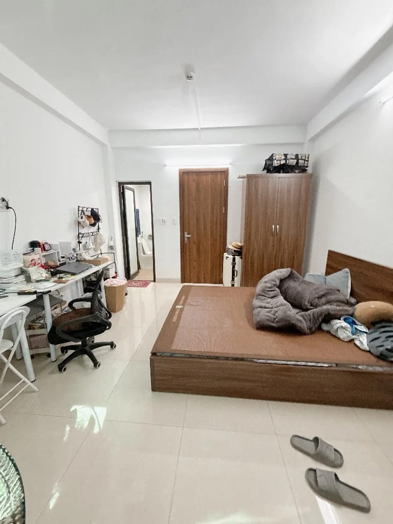 Không gian phòng ngủ tiện nghi có tủ quần áo và bàn