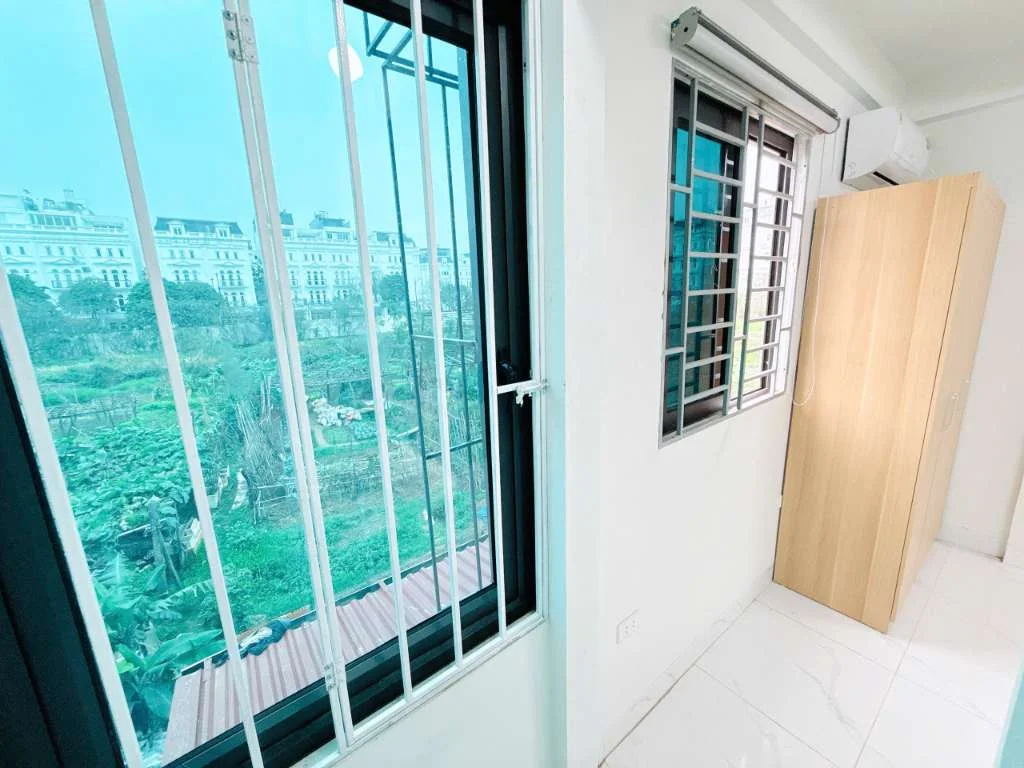 Cửa sổ kính có khung bảo vệ nhìn ra ngoài