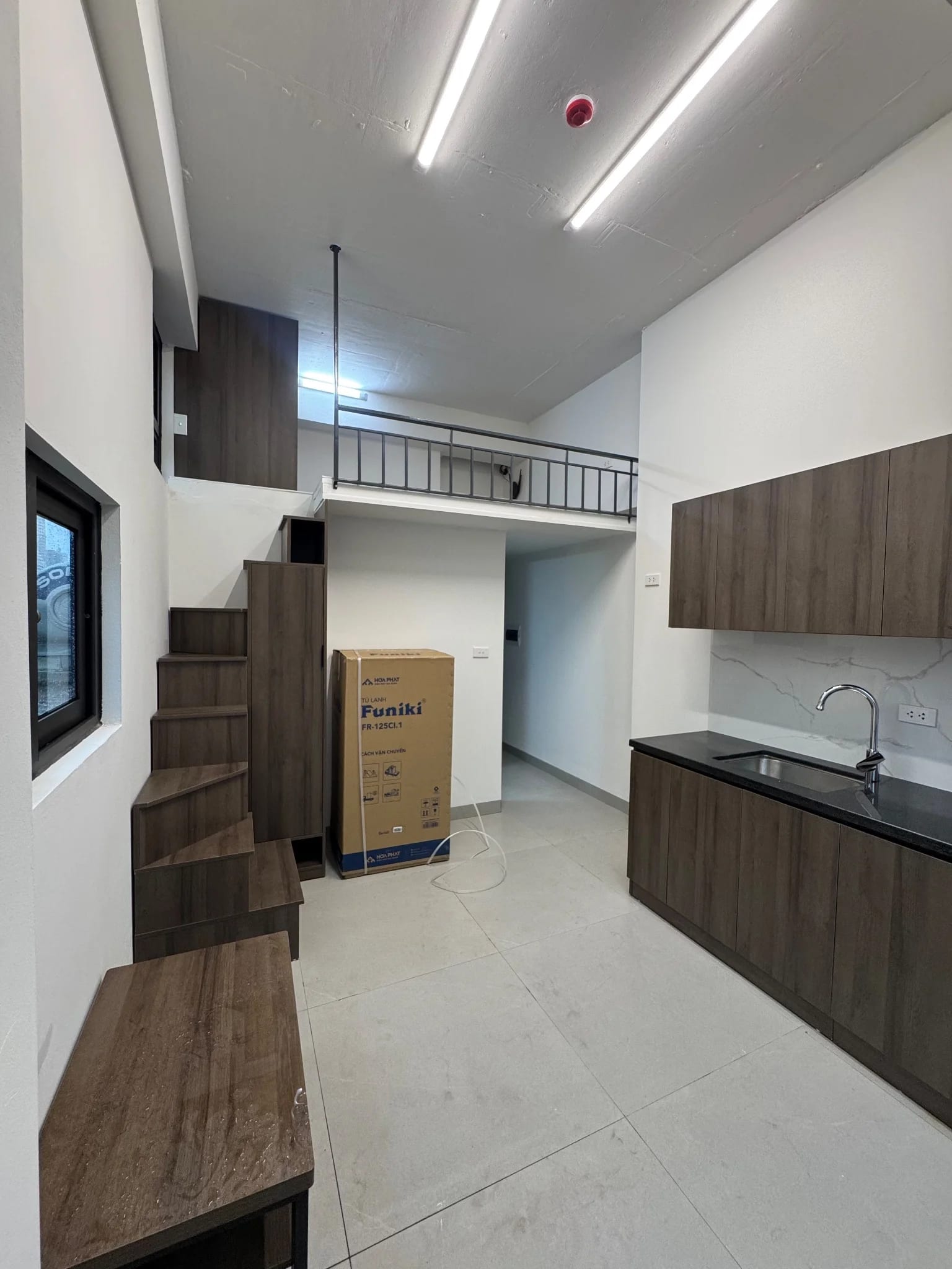 Căn hộ gác lửng đón ánh sáng tự nhiên từ cửa sổ.