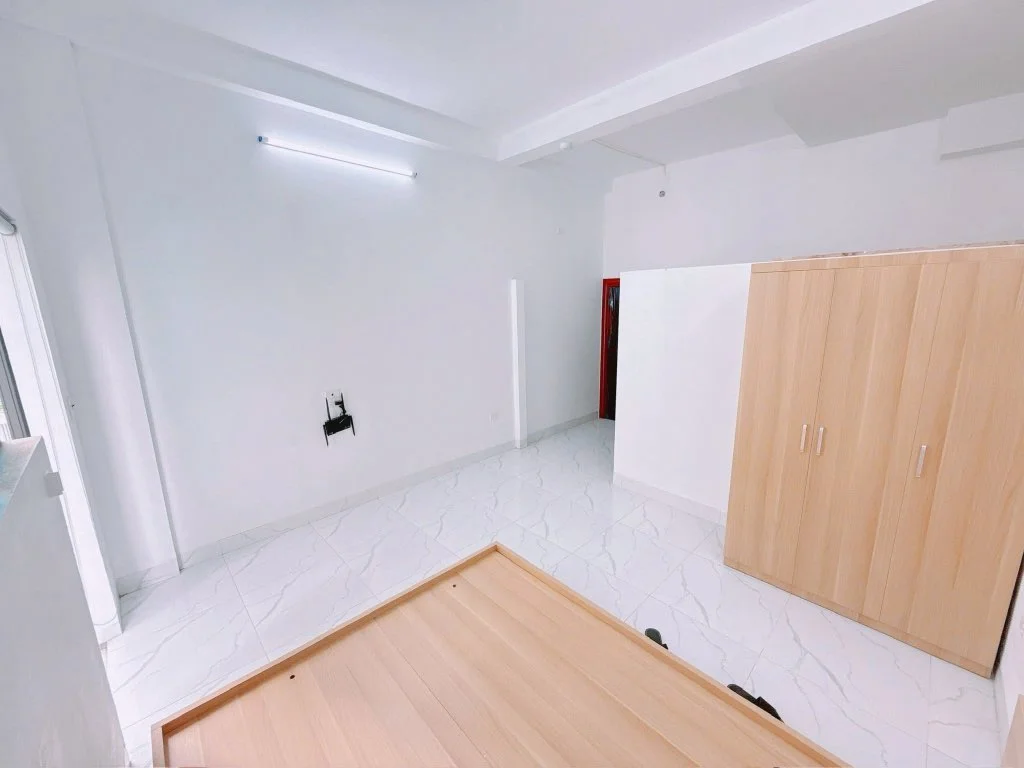 Không gian phòng ngủ trống có tủ quần áo lớn bằng gỗ