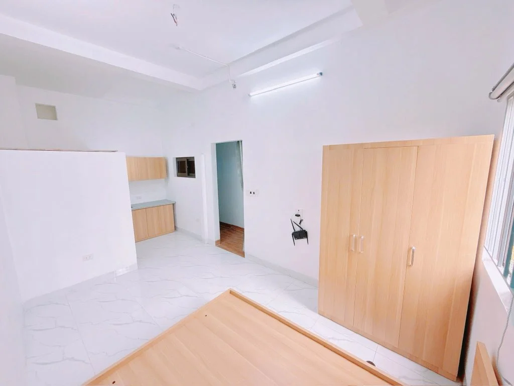 Phòng trọ rộng rãi có tủ quần áo và kệ bếp nhỏ